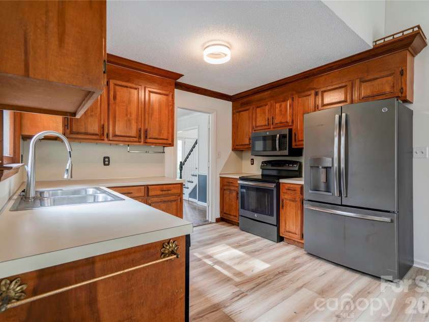 124 Gold Run Court, Kings Mountain, NC 28086.  MLS# CAR4355578, YatesRealty ID 18567. Kitchen
