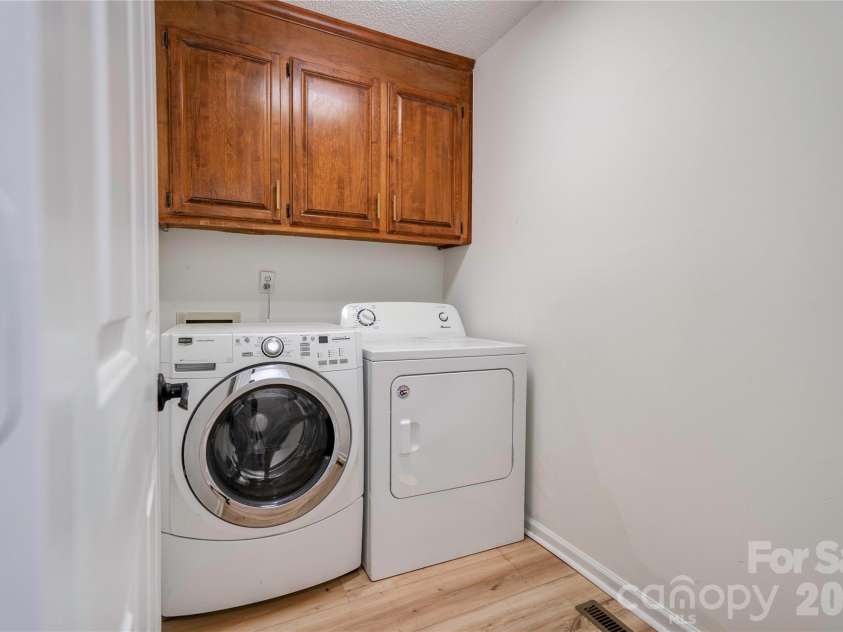 124 Gold Run Court, Kings Mountain, NC 28086.  MLS# CAR4355578, YatesRealty ID 18567. Laundry