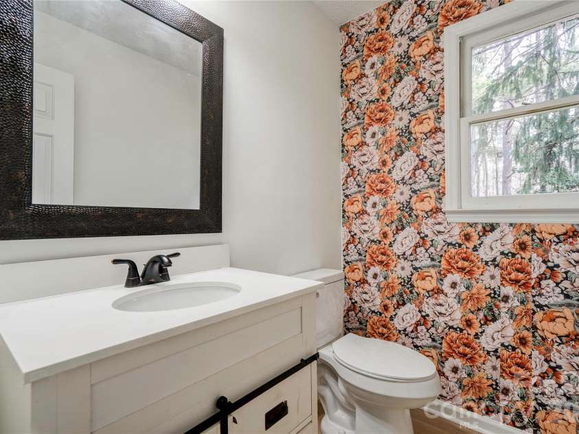 124 Gold Run Court, Kings Mountain, NC 28086.  MLS# CAR4355578, YatesRealty ID 18567. Powder Room
