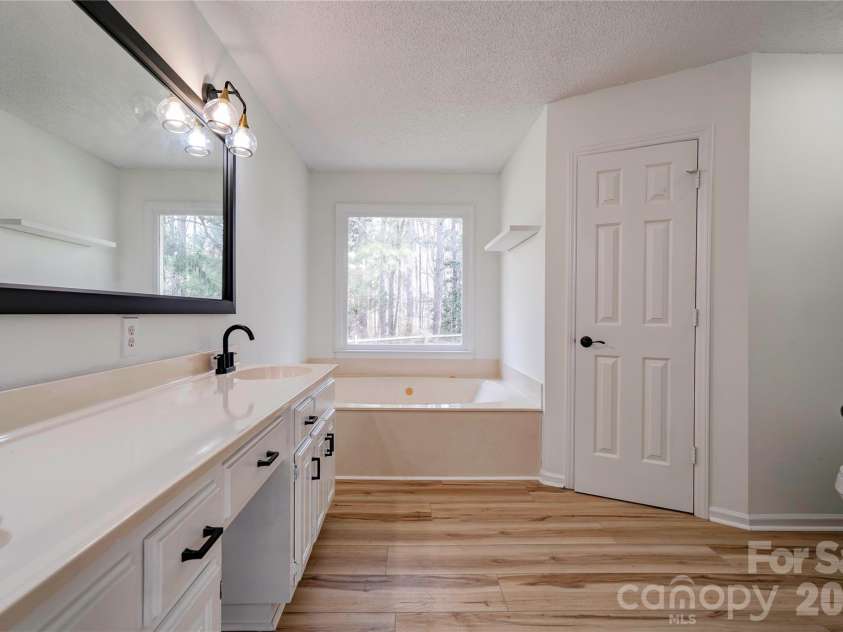 124 Gold Run Court, Kings Mountain, NC 28086.  MLS# CAR4355578, YatesRealty ID 18567. Primary Bathroom