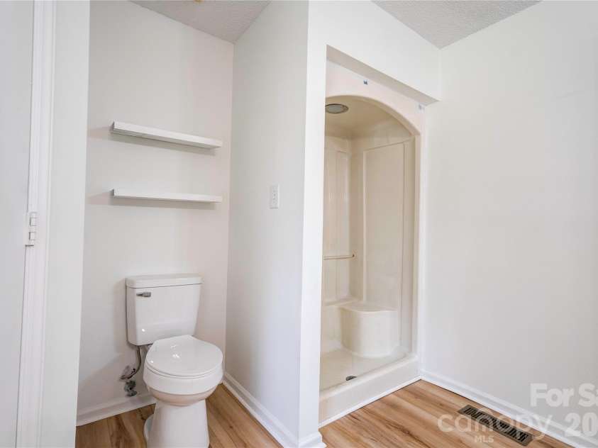 124 Gold Run Court, Kings Mountain, NC 28086.  MLS# CAR4355578, YatesRealty ID 18567. Primary Bathroom