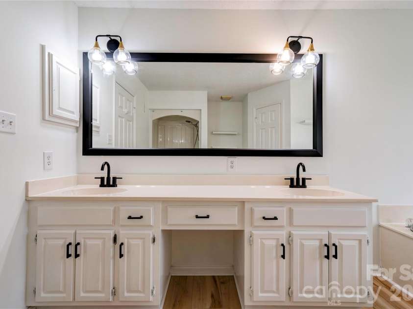 124 Gold Run Court, Kings Mountain, NC 28086.  MLS# CAR4355578, YatesRealty ID 18567. Primary Bathroom
