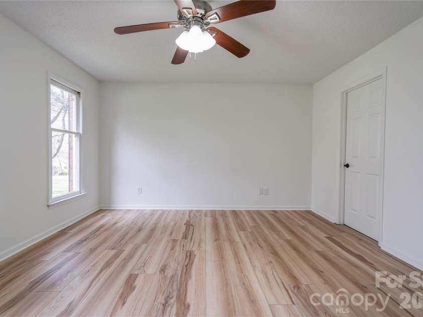 124 Gold Run Court, Kings Mountain, NC 28086.  MLS# CAR4355578, YatesRealty ID 18567. Primary Bedroom