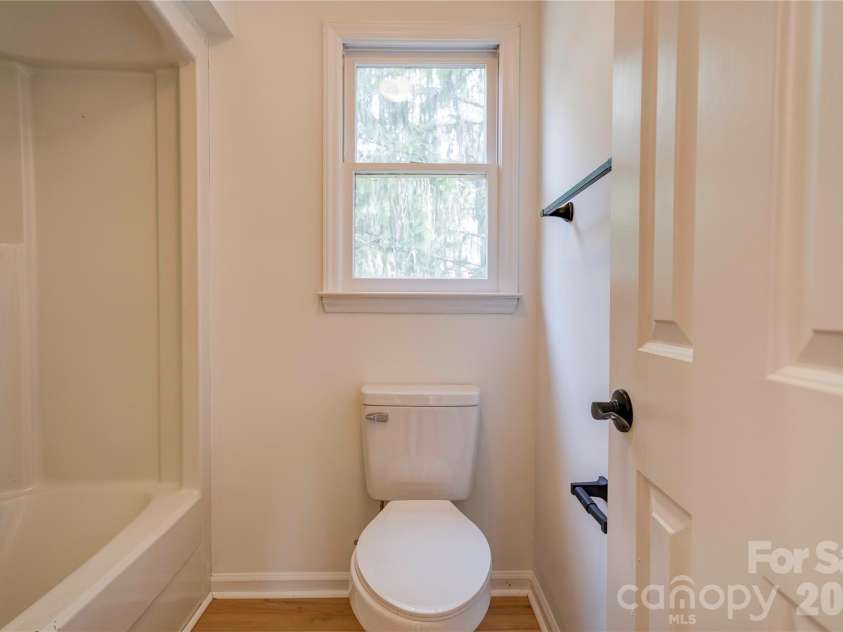 124 Gold Run Court, Kings Mountain, NC 28086.  MLS# CAR4355578, YatesRealty ID 18567. Upstairs Bath