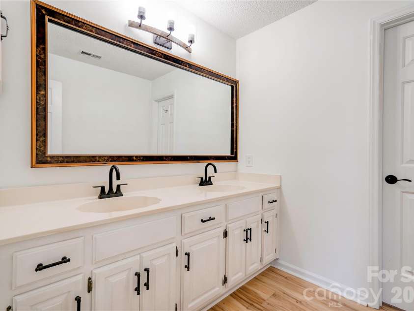 124 Gold Run Court, Kings Mountain, NC 28086.  MLS# CAR4355578, YatesRealty ID 18567. Upstairs Bath