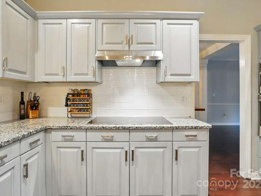8708 Piccone Brook Lane, Charlotte, NC 28216.  MLS# CAR4267113, YatesRealty ID 18568. Cooktop