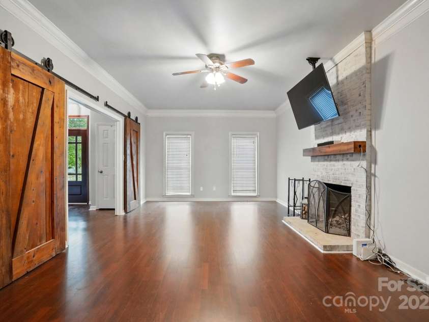 8708 Piccone Brook Lane, Charlotte, NC 28216.  MLS# CAR4267113, YatesRealty ID 18568. Family room