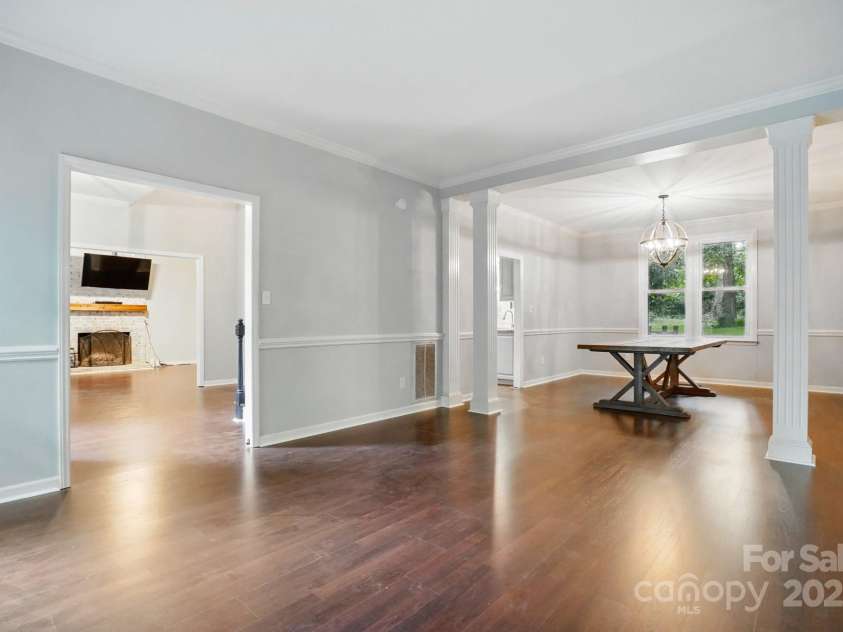 8708 Piccone Brook Lane, Charlotte, NC 28216.  MLS# CAR4267113, YatesRealty ID 18568. Living/family room