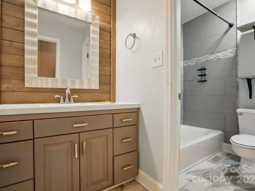 8708 Piccone Brook Lane, Charlotte, NC 28216.  MLS# CAR4267113, YatesRealty ID 18568. Secondary full bathroom