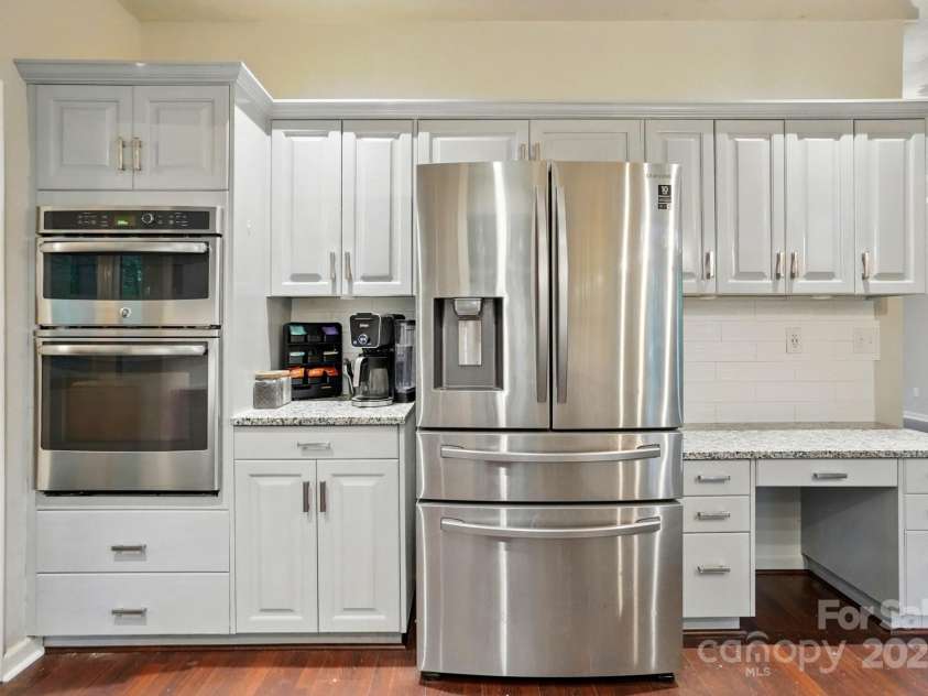 8708 Piccone Brook Lane, Charlotte, NC 28216.  MLS# CAR4267113, YatesRealty ID 18568. Upgraded stainless appliances