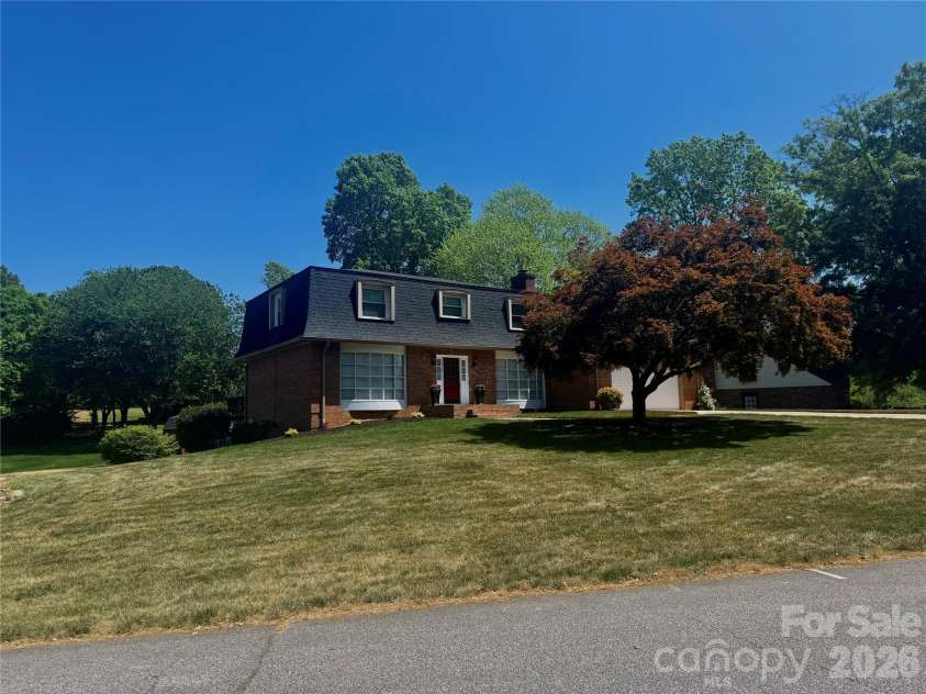 3740 6th Street, Hickory, NC 28601.  MLS# CAR4370130, YatesRealty ID 18574. 
