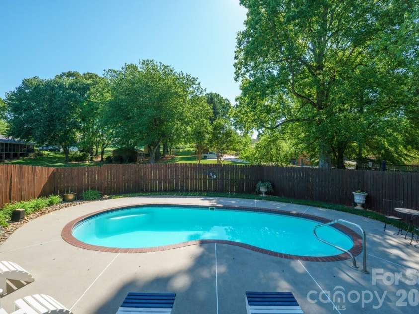 3740 6th Street, Hickory, NC 28601.  MLS# CAR4370130, YatesRealty ID 18574. 