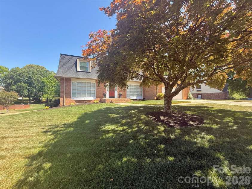 3740 6th Street, Hickory, NC 28601.  MLS# CAR4370130, YatesRealty ID 18574. 