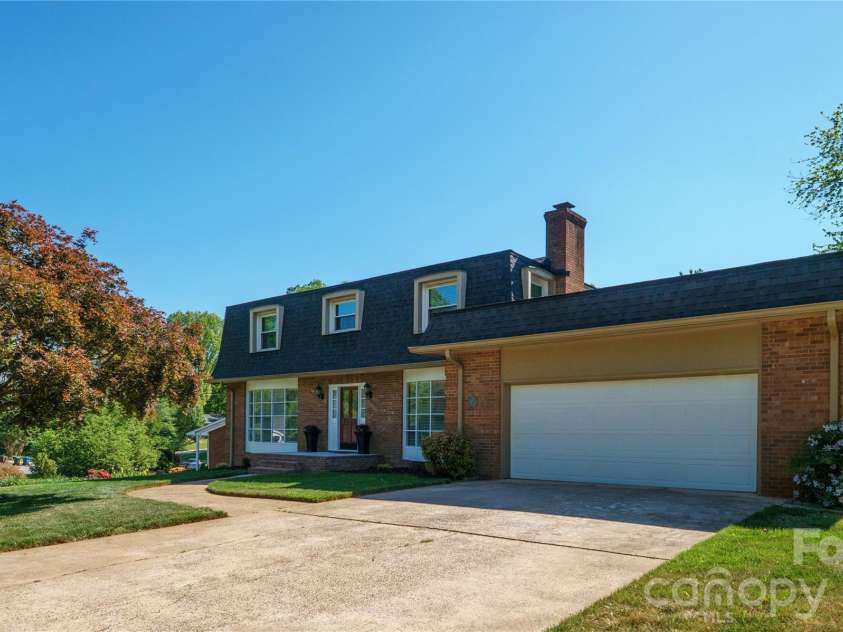 3740 6th Street, Hickory, NC 28601.  MLS# CAR4370130, YatesRealty ID 18574. 