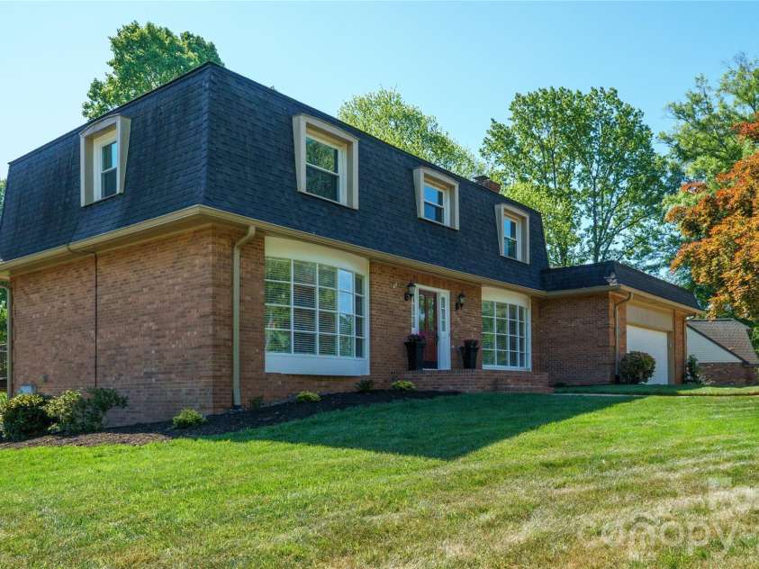 3740 6th Street, Hickory, NC 28601.  MLS# CAR4370130, YatesRealty ID 18574. 