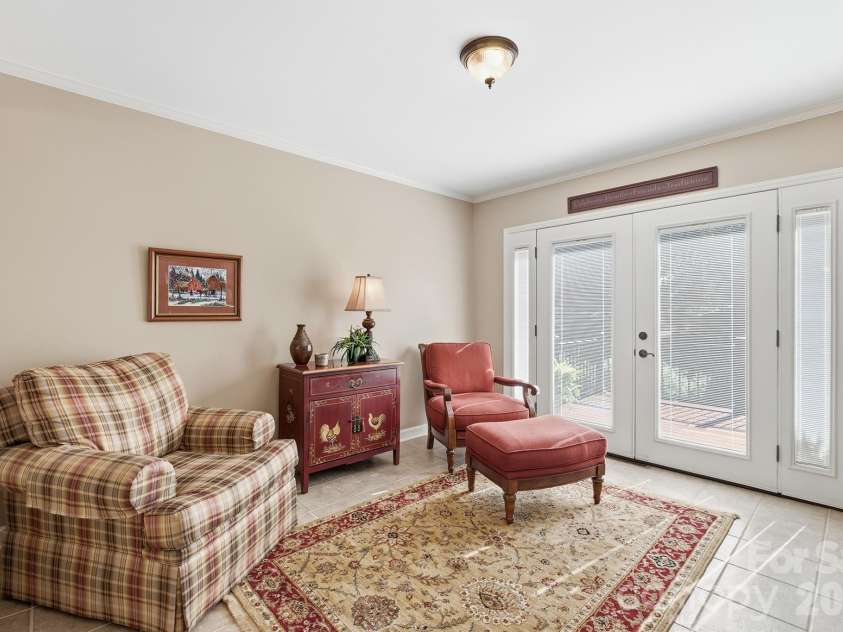 3740 6th Street, Hickory, NC 28601.  MLS# CAR4370130, YatesRealty ID 18574. 