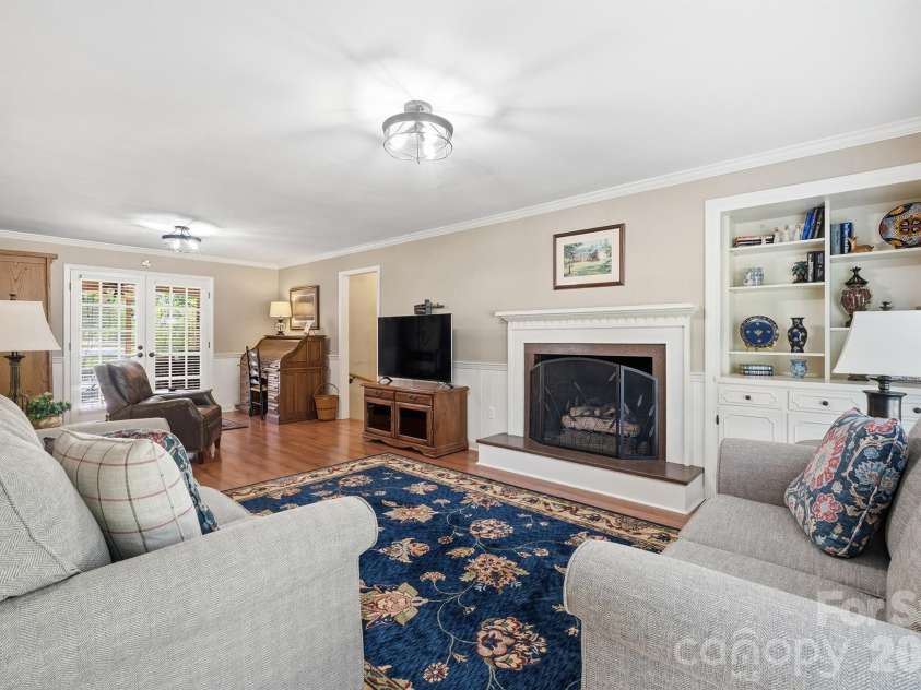 3740 6th Street, Hickory, NC 28601.  MLS# CAR4370130, YatesRealty ID 18574. 