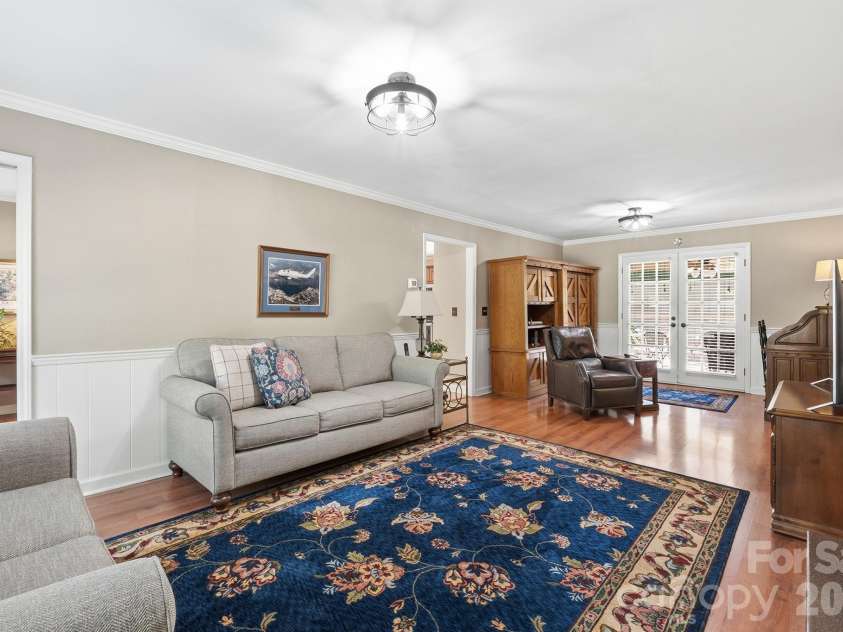 3740 6th Street, Hickory, NC 28601.  MLS# CAR4370130, YatesRealty ID 18574. 
