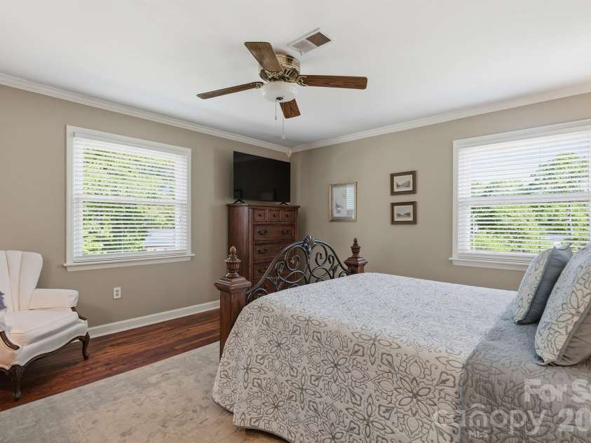 3740 6th Street, Hickory, NC 28601.  MLS# CAR4370130, YatesRealty ID 18574. 