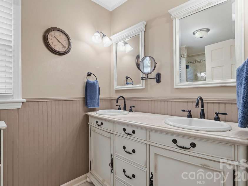 3740 6th Street, Hickory, NC 28601.  MLS# CAR4370130, YatesRealty ID 18574. 
