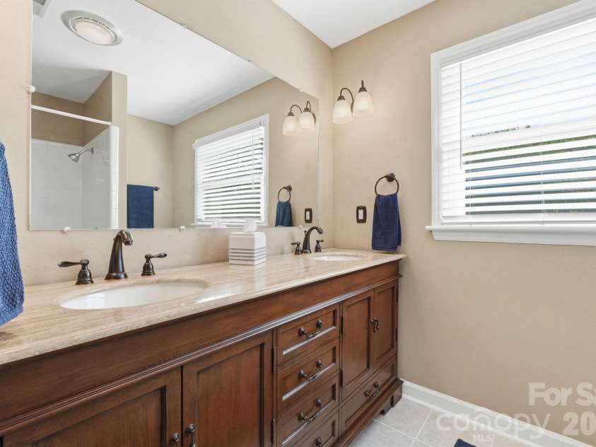 3740 6th Street, Hickory, NC 28601.  MLS# CAR4370130, YatesRealty ID 18574. 