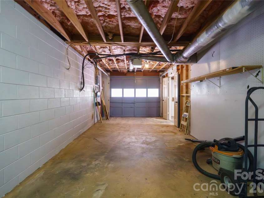 3740 6th Street, Hickory, NC 28601.  MLS# CAR4370130, YatesRealty ID 18574. 