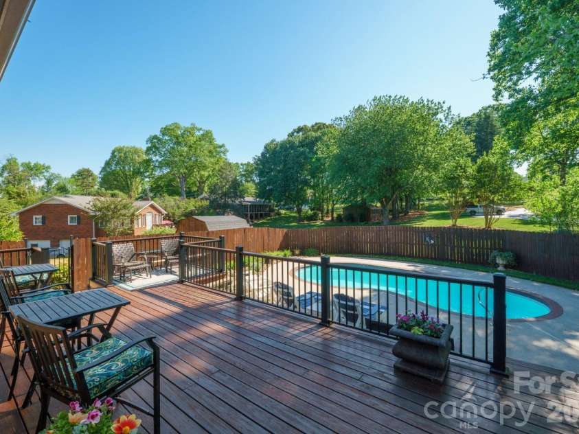 3740 6th Street, Hickory, NC 28601.  MLS# CAR4370130, YatesRealty ID 18574. 