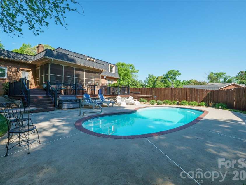 3740 6th Street, Hickory, NC 28601.  MLS# CAR4370130, YatesRealty ID 18574. 