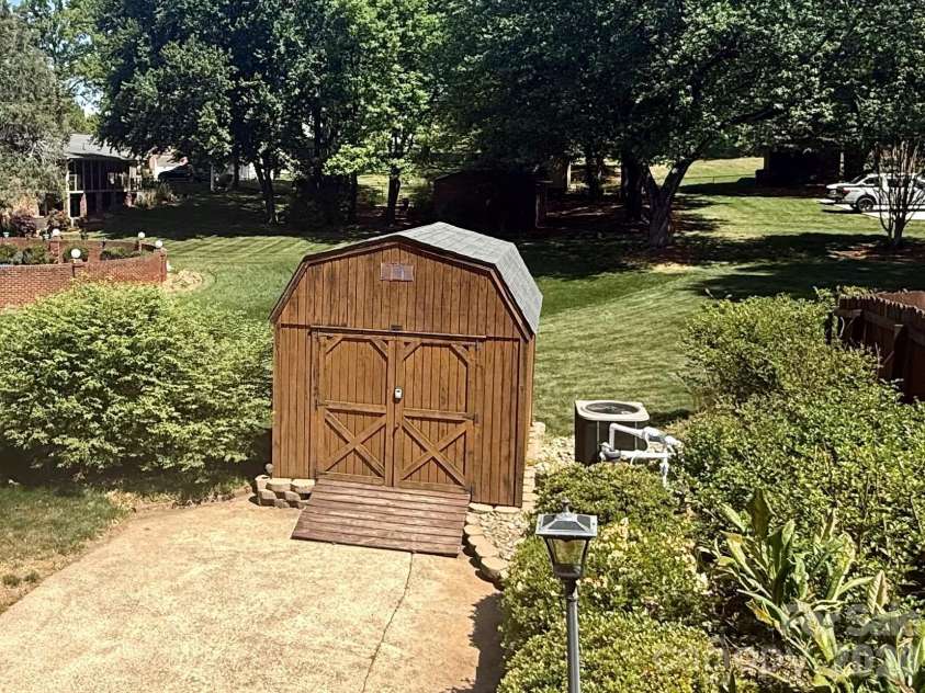 3740 6th Street, Hickory, NC 28601.  MLS# CAR4370130, YatesRealty ID 18574. 