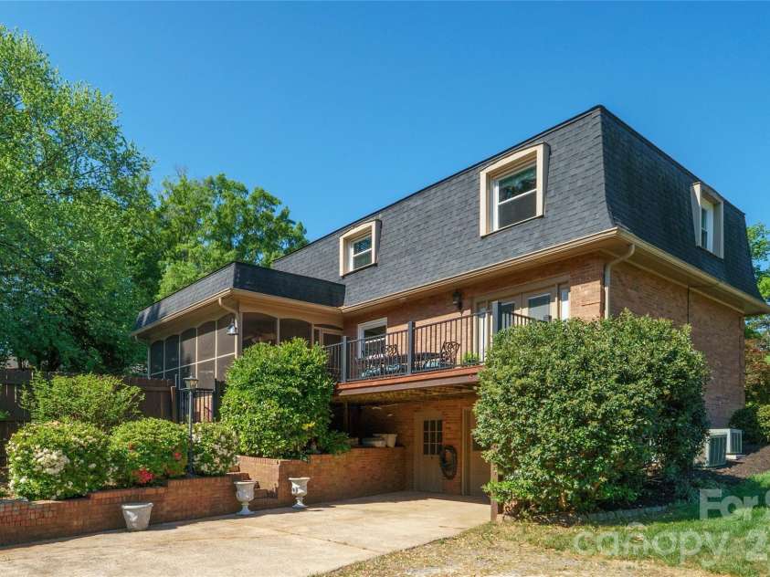 3740 6th Street, Hickory, NC 28601.  MLS# CAR4370130, YatesRealty ID 18574. 