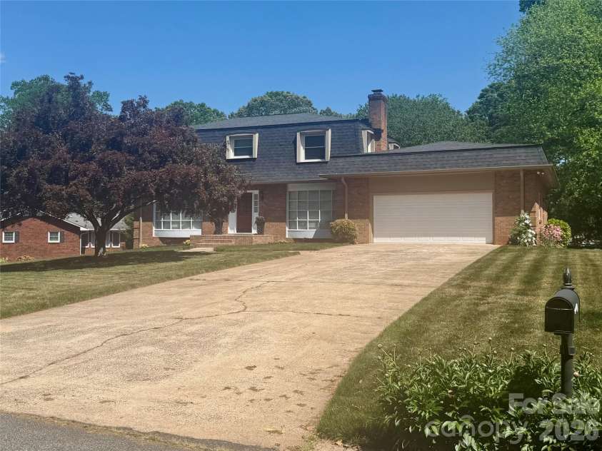 3740 6th Street, Hickory, NC 28601.  MLS# CAR4370130, YatesRealty ID 18574. 