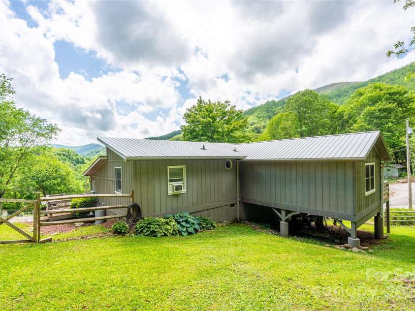 131 Apple Blossom Lane, Maggie Valley, NC 28751.  MLS# CAR4265861, YatesRealty ID 18577. BIG VIEW from this 3 Bedroom 3 Bath home.