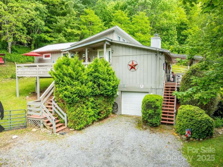 131 Apple Blossom Lane, Maggie Valley, NC 28751.  MLS# CAR4265861, YatesRealty ID 18577. Garage side parking