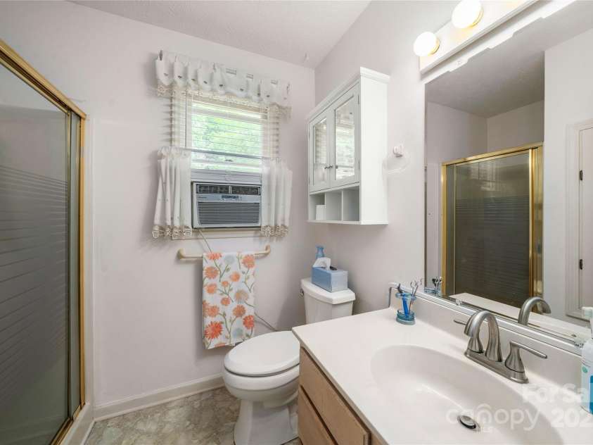 131 Apple Blossom Lane, Maggie Valley, NC 28751.  MLS# CAR4265861, YatesRealty ID 18577. Primary ensuite bath