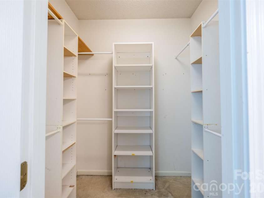 4210 Mckendree Way, Charlotte, NC 28269.  MLS# CAR4341173, YatesRealty ID 18578. 