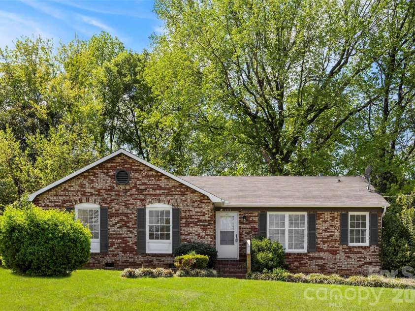 425 Whitethorn Drive, Gastonia, NC 28054.  MLS# CAR4364846, YatesRealty ID 18579. 