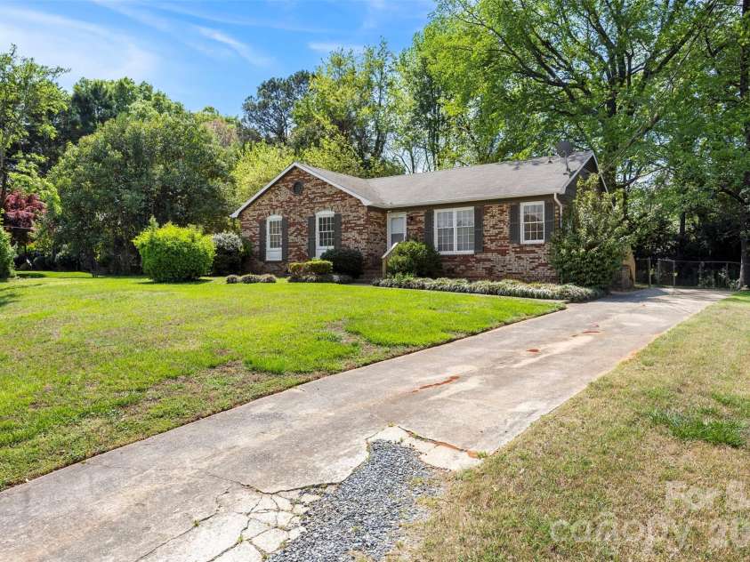 425 Whitethorn Drive, Gastonia, NC 28054.  MLS# CAR4364846, YatesRealty ID 18579. 