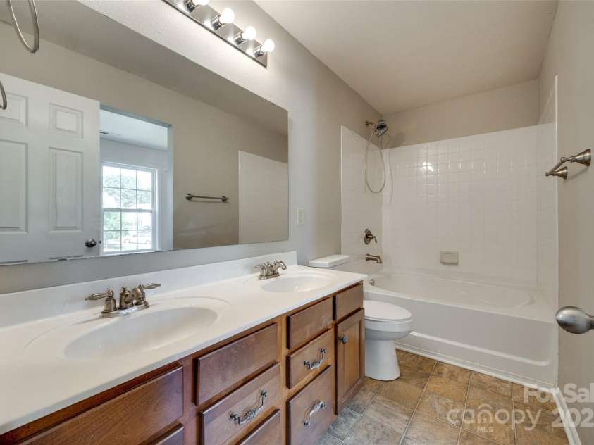 672 Carybrook Court, York, SC 29745.  MLS# CAR4266903, YatesRealty ID 18579. Full Bathroom