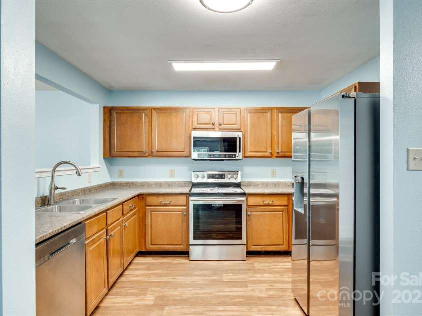 672 Carybrook Court, York, SC 29745.  MLS# CAR4266903, YatesRealty ID 18579. Kitchen