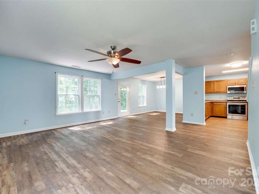 672 Carybrook Court, York, SC 29745.  MLS# CAR4266903, YatesRealty ID 18579. Living Room