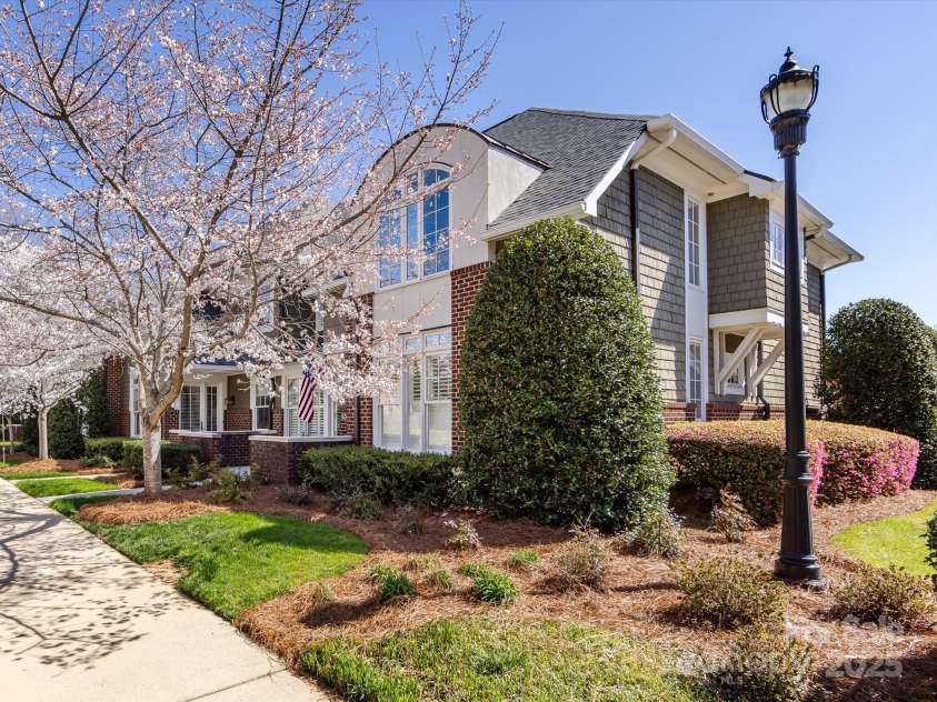 6301 Park South Drive, Charlotte, NC 28210.  MLS# CAR4237231, YatesRealty ID 18580. At the corner