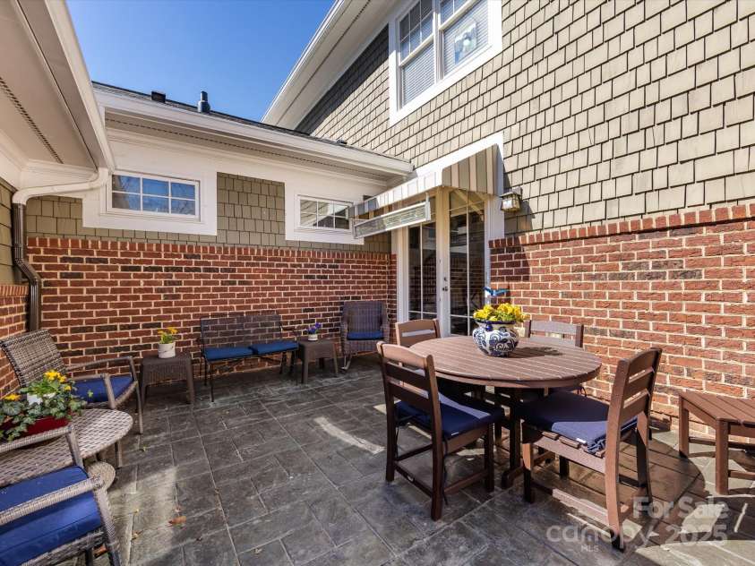 6301 Park South Drive, Charlotte, NC 28210.  MLS# CAR4237231, YatesRealty ID 18580. Courtyard