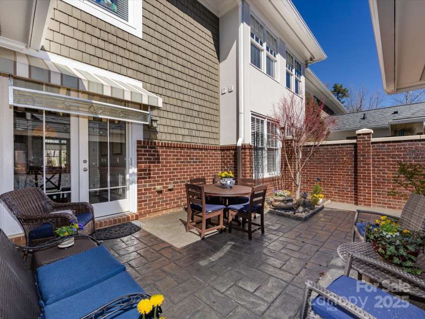 6301 Park South Drive, Charlotte, NC 28210.  MLS# CAR4237231, YatesRealty ID 18580. Courtyard