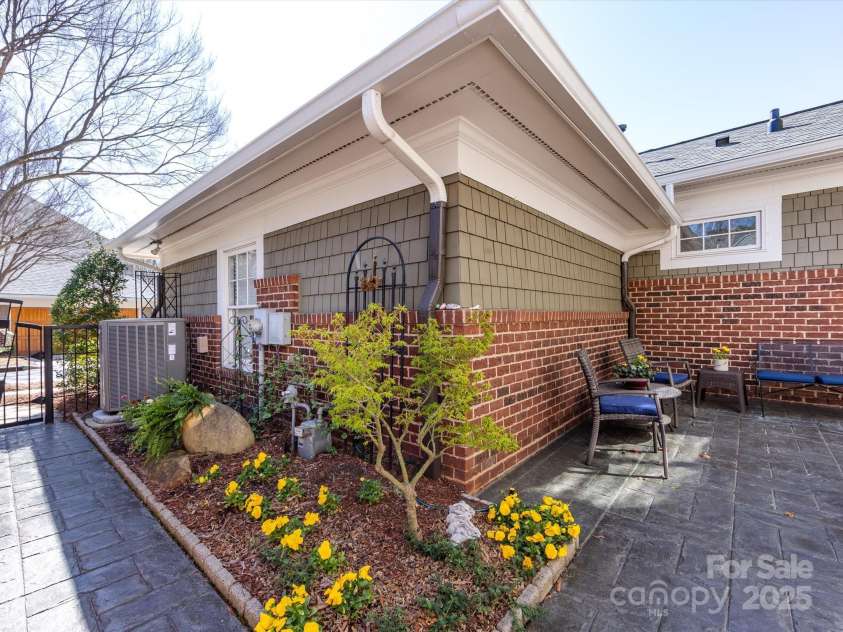 6301 Park South Drive, Charlotte, NC 28210.  MLS# CAR4237231, YatesRealty ID 18580. Inside Courtyard