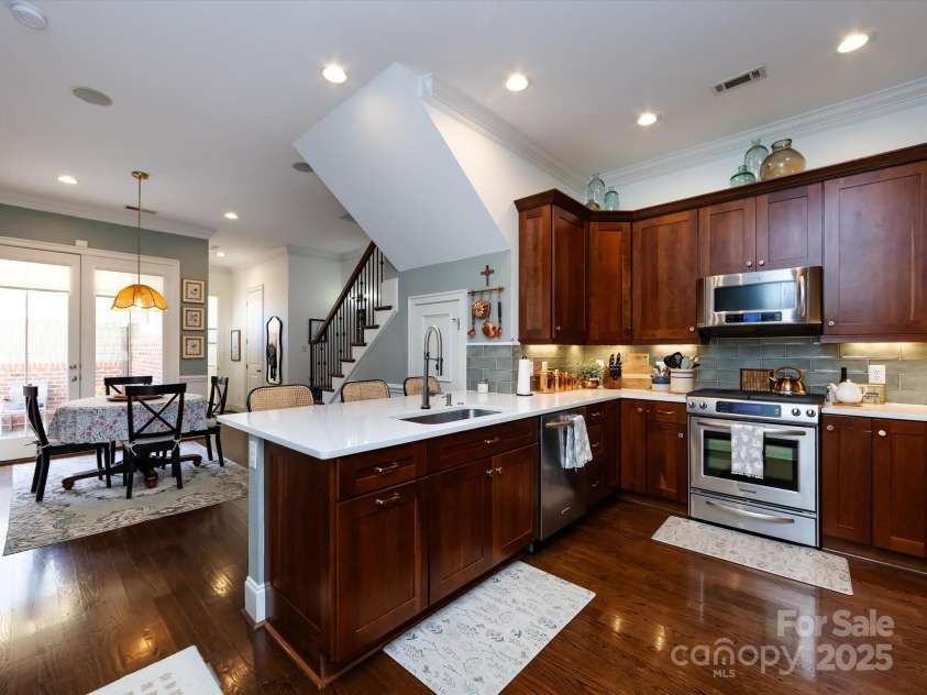 6301 Park South Drive, Charlotte, NC 28210.  MLS# CAR4237231, YatesRealty ID 18580. Kitchen