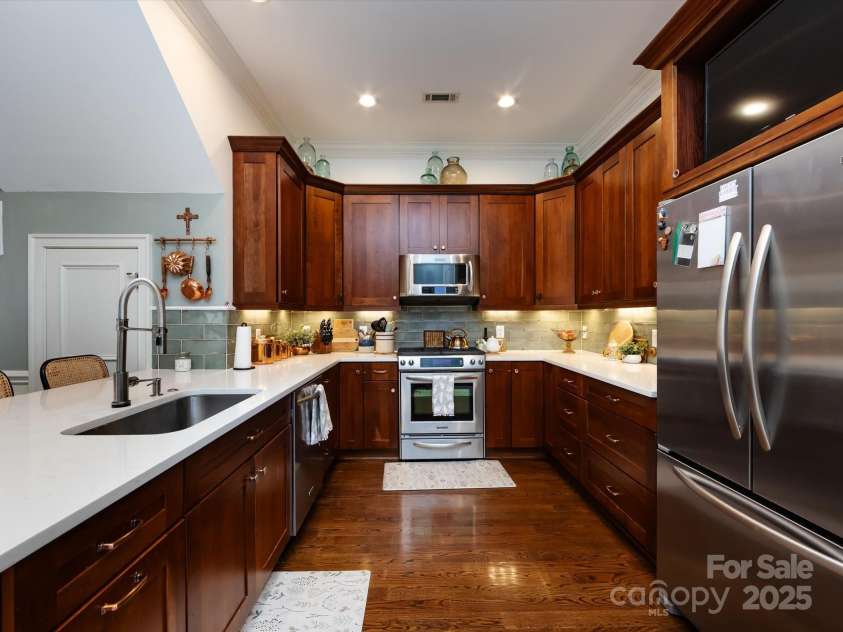 6301 Park South Drive, Charlotte, NC 28210.  MLS# CAR4237231, YatesRealty ID 18580. Kitchen