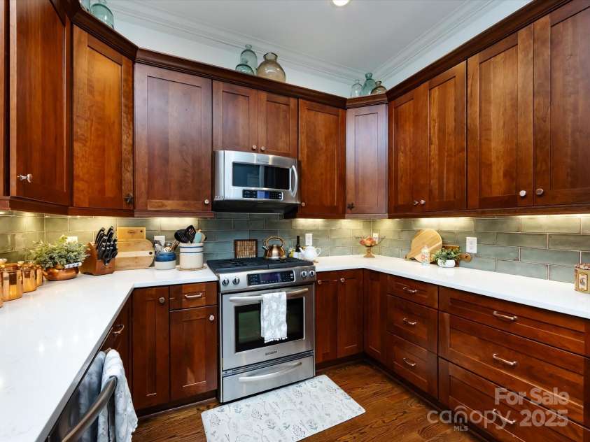 6301 Park South Drive, Charlotte, NC 28210.  MLS# CAR4237231, YatesRealty ID 18580. Kitchen