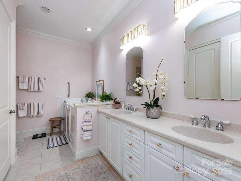 6301 Park South Drive, Charlotte, NC 28210.  MLS# CAR4237231, YatesRealty ID 18580. Primary Bath