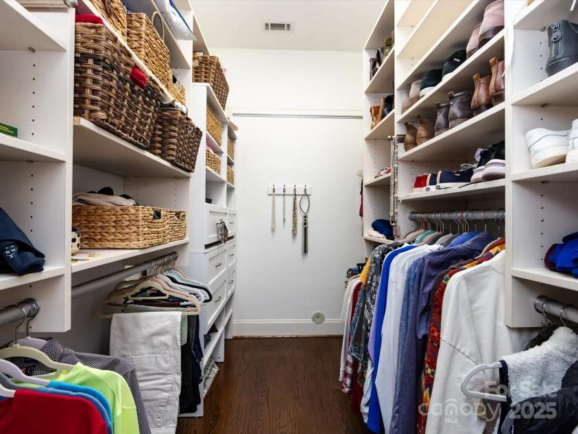 6301 Park South Drive, Charlotte, NC 28210.  MLS# CAR4237231, YatesRealty ID 18580. Primary Walk in Closet