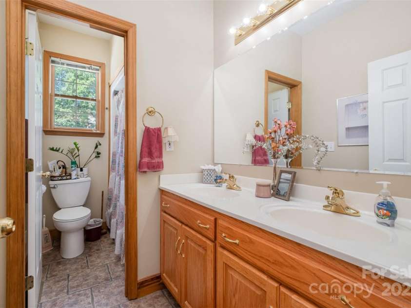 7545 Rabbit Circle, Denver, NC 28037.  MLS# CAR4262948, YatesRealty ID 18582. Bathroom 2